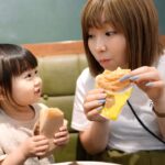 【チートデイ】大食い2歳なのちゃんが生理前の爆食ママとミスドの食べ放題に初挑戦！果たして何個食べた…⁈